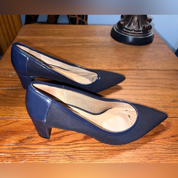 Abella True Comfort Women’s Navy Pumps W/Patent Leather Trim & Heel! Size 8. - Picture 5 of 12